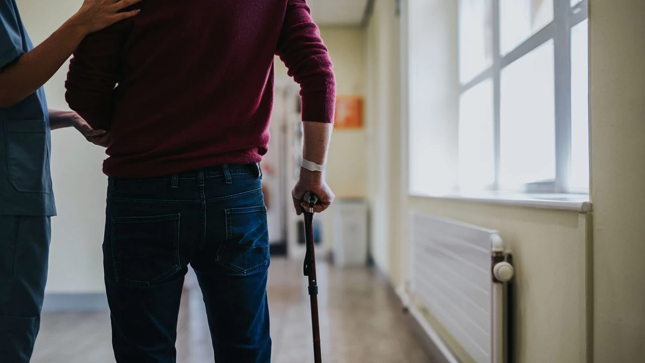 Εκατοντάδες χιλιάδες Έλληνες περπατούν ξανά χάρη σε νέα θεραπεία